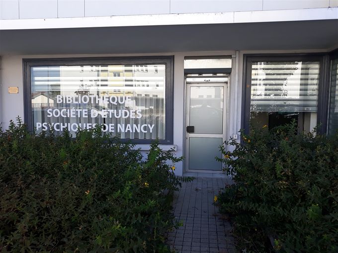 BIBLIOTHEQUE SOCIETE D'ETUDES PSYCHIQUES DE NANCY se situe au 1 ter Place de la 9ème Division de l'Infanterie Coloniale à Nancy, dans le quartier d'Haussonville en face du magasin Lidl (voir plan ci-dessous). La bibliothèque est ouverte tous les samedis de 14 heures à 17 heures, la veille des conférences du dimanche de la salle Raugraff, de septembre à mai.